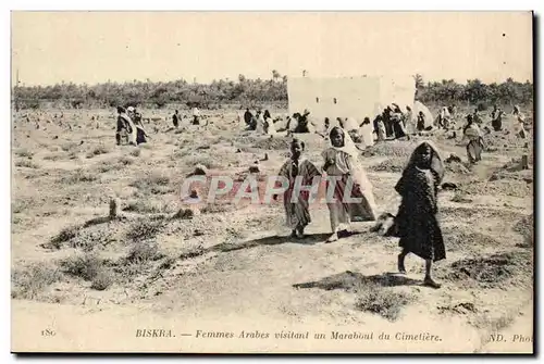 Algerie Ansichtskarte AK Biskra Femmes arabes visitant un marabout du cimetiere