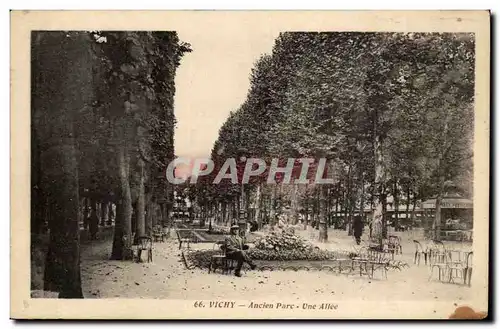 Cartes postales Vichy Ancien parc Une allee