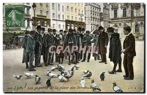 Ansichtskarte AK Lyon Les pigeons de la place des Terreaux