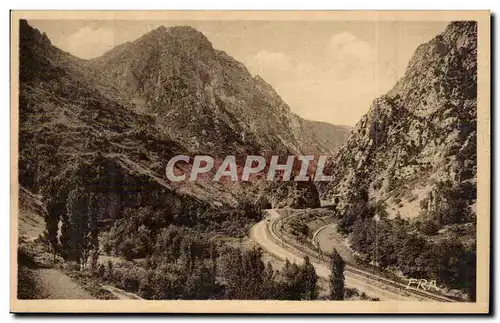 Cartes postales Gorges de l&#39aude La sortie des tunnels de la route de a voie ferree a la sortie du defile de
