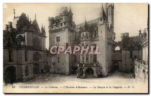 Ansichtskarte AK Chateau de Pierrefonds Escalier d&#39honneur Donjon et chapelle