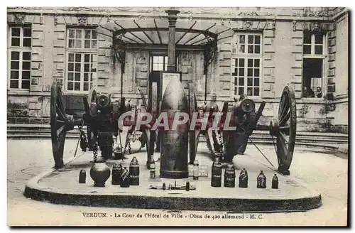 Verdun Cartes postales La cour de l&#39hotel de ville Obus de 420 allemand