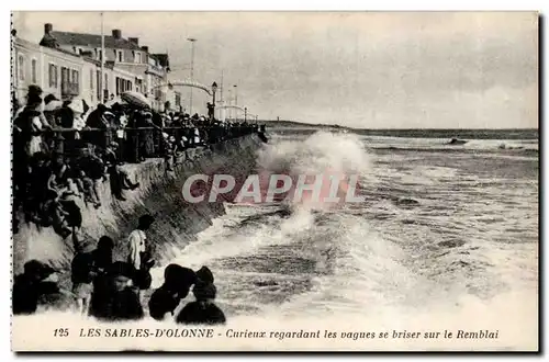 SAbles d&#39olonne Cartes postales Curieux regardant les vagues se briser sur le remblai