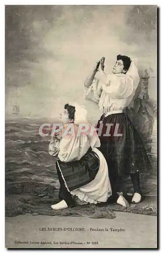 Cartes postales SAbles d'olonne Sablaises Pendant la tempete (folklore costume)