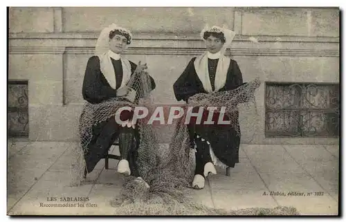 Sables d&#39olonne Cartes postales Les sablaises racommodant les filets (folklore costume)