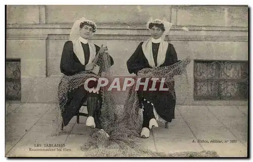 Sables d'olonne Cartes postales Les sablaises racommodant les filets (folklore costume)