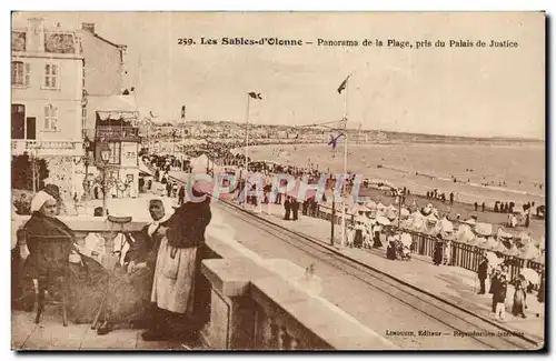 Cartes postales Les Sables d'olonne Panorama de la plage pris du palais de justice ( folklore costume )