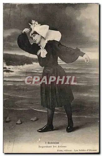 Cartes postales Les Sables d'olonne Sablaise Regardant les avions ( folklore costume )