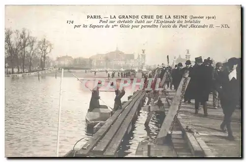 Cartes postales Paris Crue de la Seine 1910 Pont sur Chevalets sur l'esplanade des Invalides par les sapeurs