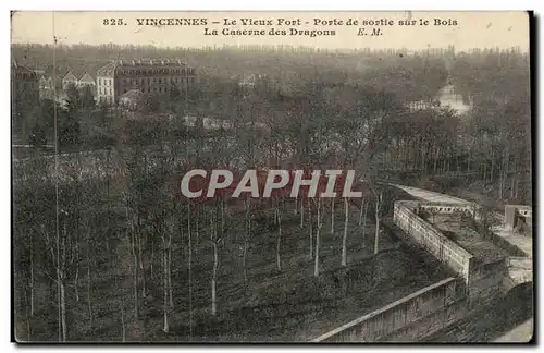 Vincennes Ansichtskarte AK Le vieux fort Porte de sortie sur le bois La caserne des dragons