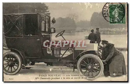 Paris Nouveau Cartes postales Les femmes chauffeurs Mme DEcourcelle procedant a la mise en marche de son autobus