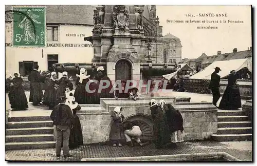 Sainte Anne Cartes postales Bretonnes se lavant et buvant a la fontaine miraculeuse