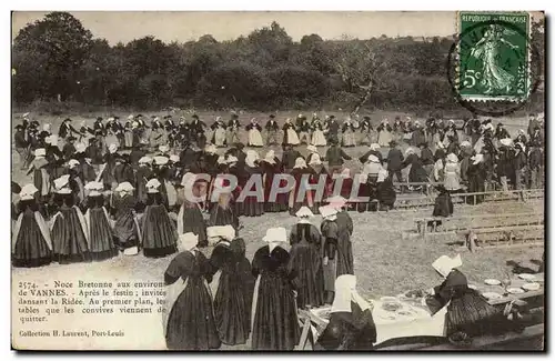 Vannes Ansichtskarte AK Noces bretonnes aux environs de Vannes Apres le festin invites dansant la Ridee TOP