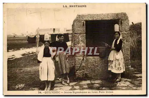 Guilvinec Cartes postales Jeunes bigoudennes au vieux puits breton (folklore coiffe)