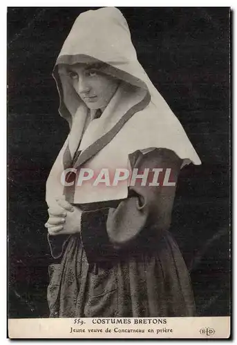 Costumes bretons Cartes postales Jeuen veuve de Concarneau en priere