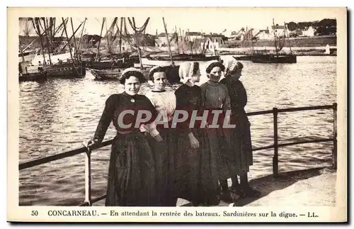Concarneau Ansichtskarte AK En attendant la rentree des bateaux Sardinieres sur la digue
