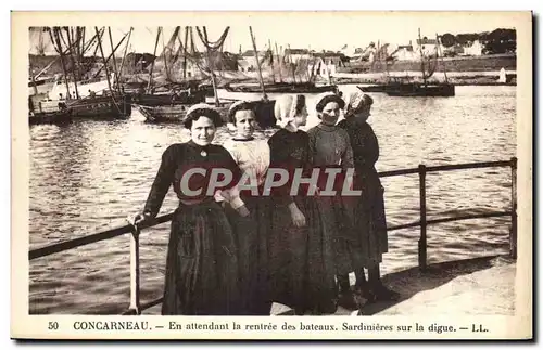 Concarneau Cartes postales En attendant la rentree des bateaux Sardinieres sur la digue