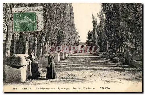 Arles Ansichtskarte AK Arlesiennes aux Alyscamps allee des tombeaux