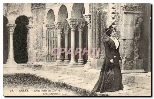 Arles - Arlesienne au Cloitre - charming woman in period clothing - Ansichtskarte AK