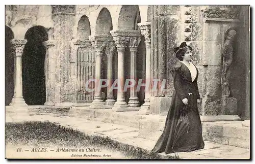 Arles - Arlesienne au Cloitre - charming woman in period clothing - Cartes postales
