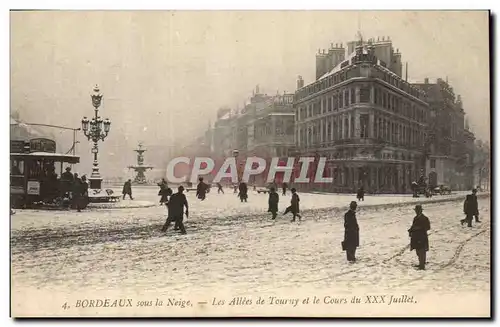 Bordeaux - sous la Neige - Les Allees de Tourny et le Cours du XXX Juillet - tramway - men with toph