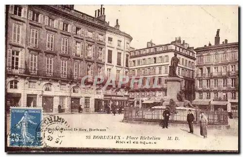 Bordeaux - Place Richelieu men posing in front of square monument - Cartes postales