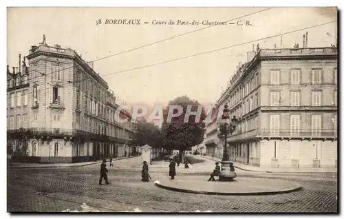 Bordeaux - - Cour de Pave des Chartrons - calm scene man leaning against beautiful lightpost - Cartes postales