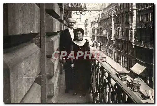 CARTE PHOTO Couple sur un blacon (Paris ?)