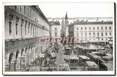 Toulouse Cartes postales La place du CApitole pendant le marche (cote des Arcades)