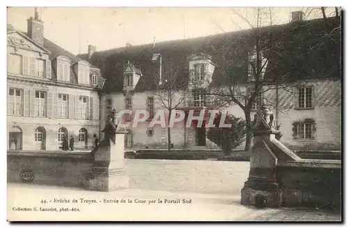 TRoyes Cartes postales Eveche entree de la cour par le portail Sud