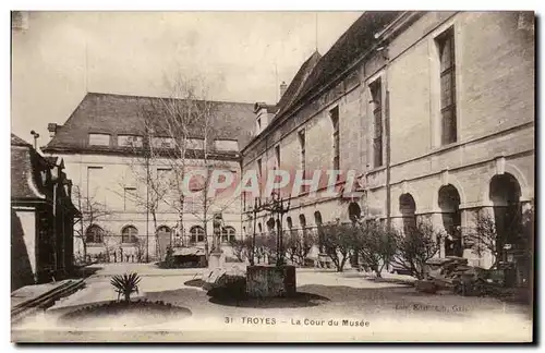 TRoyes Cartes postales la cour du musee