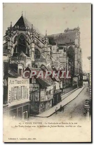 Vieux Troyes Cartes postales La cathedrale et entree de la rue des TRois Godets avec la maison de Sainte Mathie