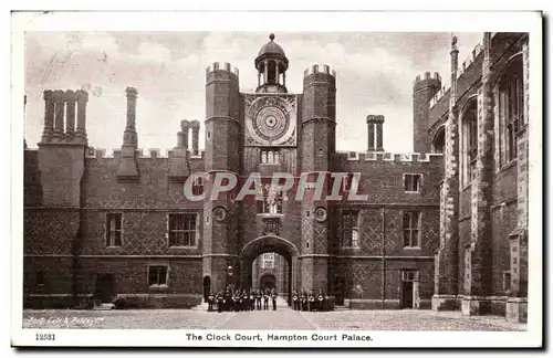 Grande Bretagne Great Britain Ansichtskarte AK London The clock court Hampton court palace