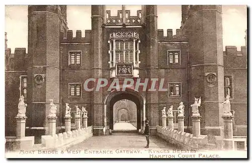 Grande Bretagne Great Britain Ansichtskarte AK London Hampton Court Palace Moat & west entrance gateway