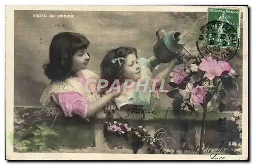 Cartes postales Fantaisie Enfants Visite au rosier