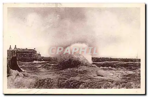 Le Treport - Vue sur la Jetee par Gros Temps - Cartes postales