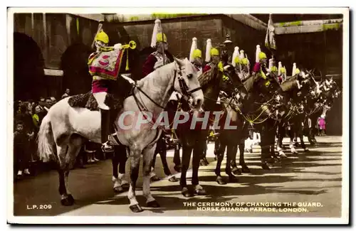 England - Angleterre - London - The Ceremony of Changing The Guard - Ansichtskarte AK