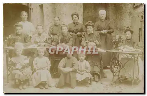 CARTE PHOTO Enfants et femmes cousants a la machine a coudre TOP (metiers folklore)
