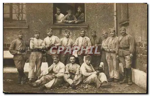 CARTE PHOTO Militaria Soldats au regiment Corvee de patates