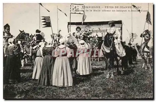 Compiegne Ansichtskarte AK Fetes de Jeanne d&#39arc Dames de la Halle offrant un bouquet a Jeanne d&#39arc