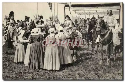 Ansichtskarte AK Compiegne Les fetes de Jeanne d&#39arc Les Dames de la Halle presentent leurs hommages a l&#39he