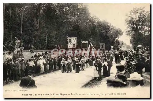 Cartes postales Compiegne Les dames de la Halle Nini portant la banniere