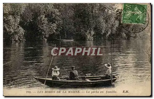 Cartes postales Les bords de la Marne La peche en famille