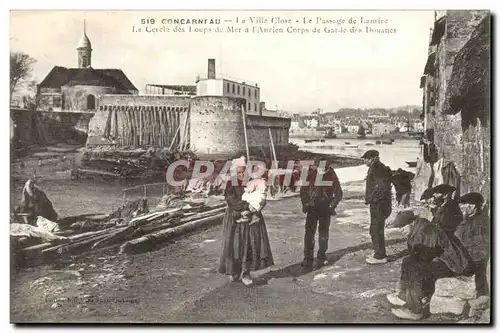 Concarneau Ansichtskarte AK Le ville close Le passage de Lanriec Le cercle des loups de mer a l&#39ancien corps d