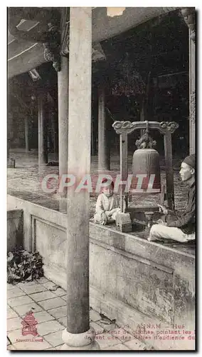 Annam Hue Cartes postales Le sonneur de cloches pointant les heures devant une des salles d&#39audience du palai