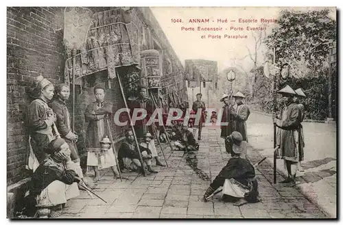 Annam Hue Ansichtskarte AK Escorte royale Porte Encensoir Porte eventail et porte parapluie Indochine Indochina T