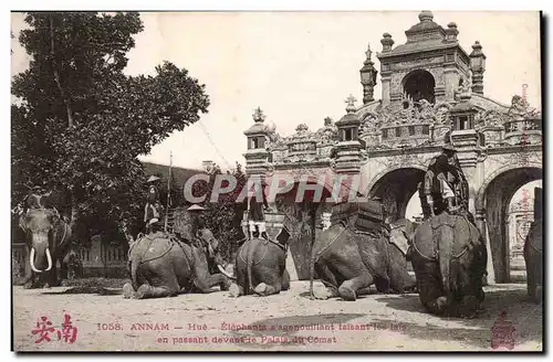 Annam Hue Cartes postales Elephants s&#39agenouillant faisant les lais en passant devant le palais du Comat Indo