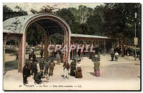 Vichy - Le parc - Une Allee couverte - Ansichtskarte AK
