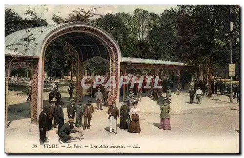 Vichy - Le parc - Une Allee couverte - Cartes postales