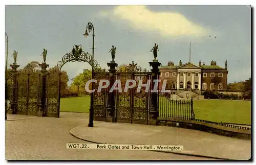 Grande Bretagne Great Britain Ansichtskarte AK Park gates and town hall Warrington